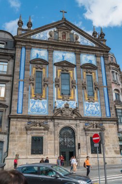 Porto, Portekiz - 10.01.2019: İkinci büyük şehrin mimari ve sokak atmosferi, tarihi şehir merkezi.