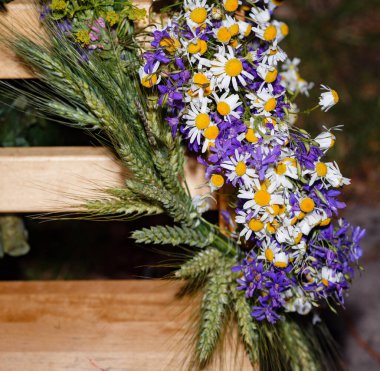 Yaz gündönümü, kızların başı beyaz papatya ve çiçek desenli çelenkler.