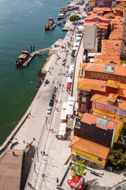 Porto, Portekiz - 10.01.2019: Douro Nehri 'ne bakan Porto şehri manzarası. Güneşli bulutlu bir gün. Gezinti güvertesinin üstünden görüntüle.
