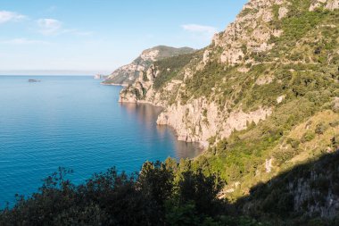 İtalya, Campania 'da bir dağ, Tyrhenian Denizi' nin mavi-yeşil suları üzerinde, Amalfi Sahili 'ndeki Positano kasabasına giden bir dağ yolu..