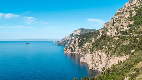 İtalya, Campania 'da bir dağ, Tyrhenian Denizi' nin mavi-yeşil suları üzerinde, Amalfi Sahili 'ndeki Positano kasabasına giden bir dağ yolu..