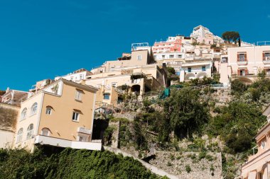Positano, İtalya - 27 Nisan 2025: Güney İtalya 'daki Positano kasabasının evlerinin manzarası, resim gibi bir köşe. Campania.