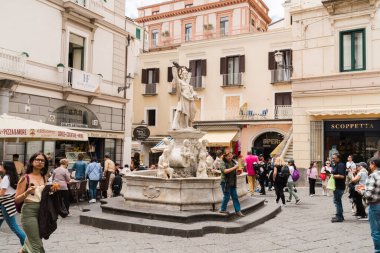 Amalfi, İtalya - 27 Nisan 2025: Amalfi kasabasındaki Katedral Meydanı. Aziz Andrew figürlü çeşme. Turistlerle günlük hayat. Amalfi Sahili, İtalya.