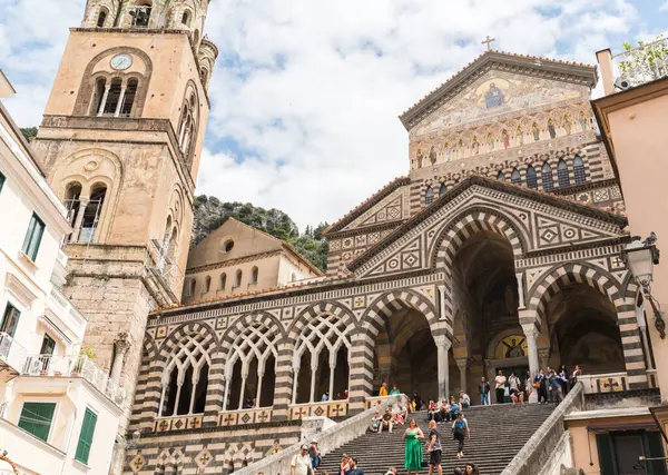 Amalfi, İtalya - 27 Nisan 2025: Havari Aziz Andrew Katedrali. Sezonun başında turistler. Amalfi Sahili, İtalya.