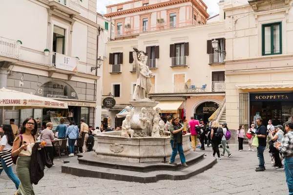 Amalfi, İtalya - 27 Nisan 2025: Amalfi kasabasındaki Katedral Meydanı. Aziz Andrew figürlü çeşme. Turistlerle günlük hayat. Amalfi Sahili, İtalya.