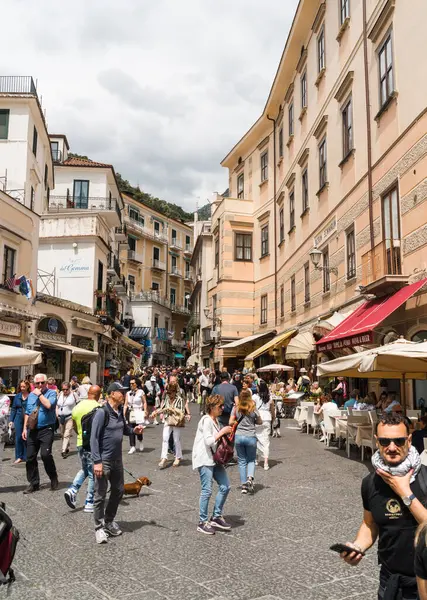 Amalfi, İtalya - 27 Nisan 2025: Amalfi 'nin tarihi merkezinde birçok dükkan ve yiyecek yeri olan ana yaya sokağı..