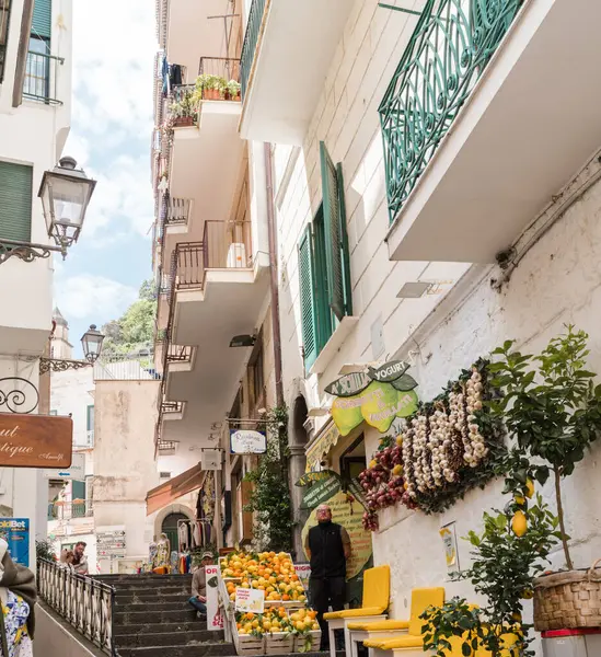 Amalfi, İtalya - 27 Nisan 2025: Amalfi 'nin tarihi merkezinde yer alan yaya caddesinde çeşitli mallar sokakta sergilenmektedir. Amalfi Sahili, İtalya.