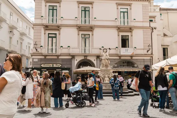 Amalfi, İtalya - 27 Nisan 2025: Amalfi kasabasındaki Katedral Meydanı. Aziz Andrew figürlü çeşme. Turistlerle günlük hayat. Amalfi Sahili, İtalya.