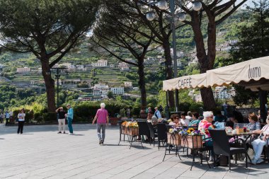 Ravello, İtalya - 27 Nisan 2025: Ravello şehrinin ana meydanında ilkbaharda katedral ve Duomo kilisesi yakınlarında turistler. Villa Rufolo 'nun yanında..