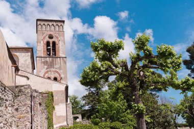 Ravello, İtalya - 27 Nisan 2025: Ravello Katedrali ve Duomo Kilisesi ilkbaharda, ağaçlar yaprak doluyken. Düşük açı. Villa Rufolo 'nun yanında..