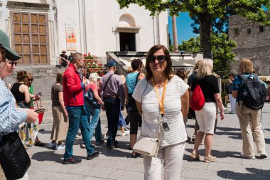 Ravello, İtalya - 27 Nisan 2025: Ravello şehrinin ana meydanında ilkbaharda katedral ve Duomo kilisesi yakınlarında turistler. Villa Rufolo 'nun yanında..