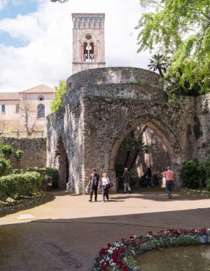 Amalfi, İtalya - 27 Nisan 2025: İtalya 'nın Ravello kentindeki Villa Rufolo' da turistler yürüyor.
