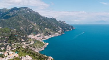 Ravello, İtalya - 27 Nisan 2025, Amalfi Sahili, Ravello kasabasındaki Villa Rufolo 'nun bahçe terasından manzara.