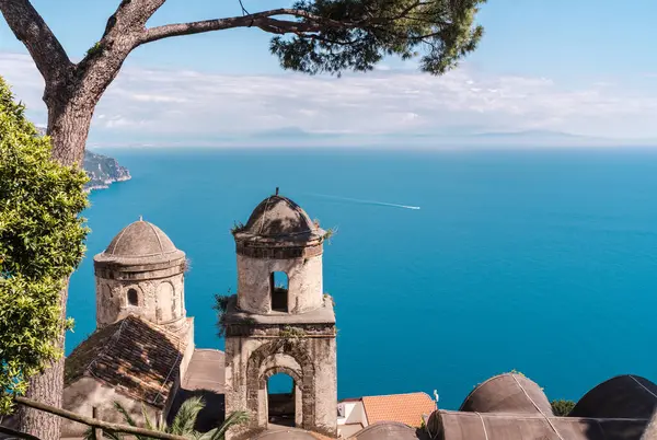 Ravello, İtalya - 27 Nisan 2025: Villa Rufolo bahçesindeki büyük çam ağaçları, Ravello kasabasındaki Amalfi Sahili 'ndeki yamaçtan aşağı bakıyor..