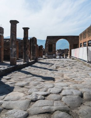 Pompeii, İtalya - 28 Nisan 2025: İlkbaharda tarihi Pompeii kenti ve rehberli turist gruplarının güzel manzarası. Kazıdan sonra harabelerin parçaları.