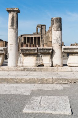 Pompeii, İtalya - 28 Nisan 2025: İlkbaharda tarihi Pompeii şehrinin güzel manzarası. Kazıdan sonra harabelerin parçaları.