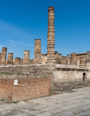 Pompeii, İtalya - 28 Nisan 2025: İlkbaharda tarihi Pompeii şehrinin güzel manzarası. Kazıdan sonra harabelerin parçaları.