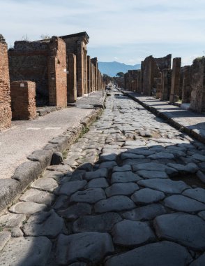 Pompeii, İtalya - 28 Nisan 2025: İlkbaharda tarihi Pompeii şehrinin güzel manzarası. Kazıdan sonra harabelerin parçaları.