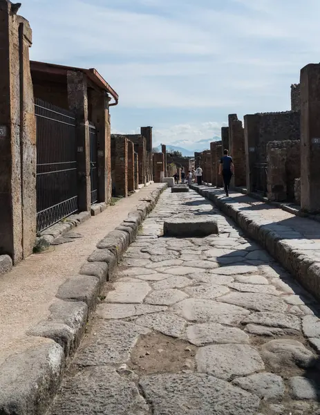 Pompeii, İtalya - 28 Nisan 2025: İlkbaharda tarihi Pompeii şehrinin güzel manzarası. Kazıdan sonra harabelerin parçaları.