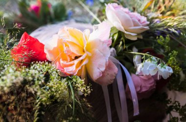 Yaz gündönümü çelengi ve bahçe çiçekleri sarı saçlı ve saçı örgülü bir kız için, el yapımı, odak noktasında bireysel parçalar, yaz günü