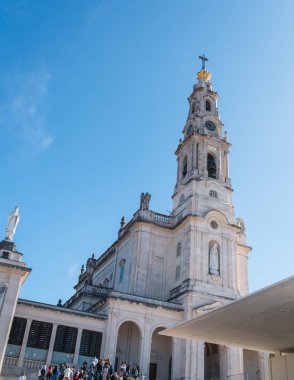 Fatima, Portekiz - 09.30.2019: Portekiz 'de Fatima Sığınağı. Aşağıdaki kilise çan kulesinin mavi gökyüzüne bakan görüntüsü, güneşli bir gün..