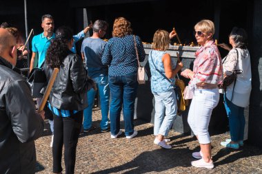 Fatima, Portekiz - 09.30.2019: Fatima, Portekiz Sığınağı. Mum yakmak için bir yer. Efsaneye göre Leydimiz bu köyde üç çoban çocuğa görünmüş..