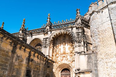 Tomar, Portekiz - 09.30.2019: İsa 'nın Tapınak Şövalyeleri Kalesinin ön cephesi, İsa' nın Yoldaşlığı Manastırı.