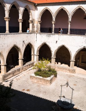 Tomar, Portekiz - 09.30.2019: Güneşli bir Eylül günü, Convento de Cristo 'nun kemerleriyle birlikte avlu alanı ve binanın cepheleri.