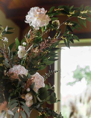 Çiçek dekorasyonu içeride. Seçici odaklanma. Kutlamalar için dekorasyon odaları hazırlandı.