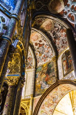 Tomar, Portekiz - 09.30.2019: Convento de Cristo - kilise iç mimarisi, düşük açılı görüş. UNESCO Dünya Mirası Alanı.