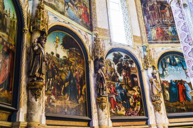 Tomar, Portekiz - 09.30.2019: Convento de Cristo - kilise iç mimarisi, düşük açılı görüş. UNESCO Dünya Mirası Alanı.