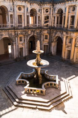 Tomar, Portekiz - 09.30.2019: Convento de Cristo - Çeşme sütunlu, dış ve unsurları yüksek açılı, kilise avlusu. UNESCO Dünya Mirası Alanı.