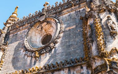 Tomar, Portekiz - 09.30.2019: Convento de Cristo - kilisenin dış görünüşü ve unsurları, düşük açılı bakış açısı. UNESCO Dünya Mirası Alanı.