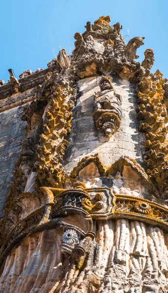 Tomar, Portekiz - 09.30.2019: Convento de Cristo - kilisenin dış görünüşü ve unsurları, düşük açılı bakış açısı. UNESCO Dünya Mirası Alanı.