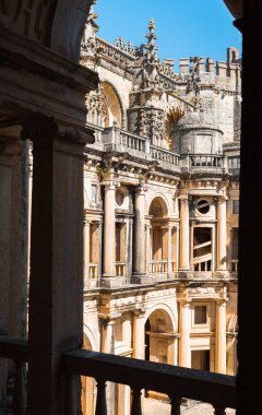 Tomar, Portekiz - 09.30.2019: Convento de Cristo - kilise binasının dışı ve unsurları, kemer boyunca yüksek açılı görüş. UNESCO Dünya Mirası Alanı.