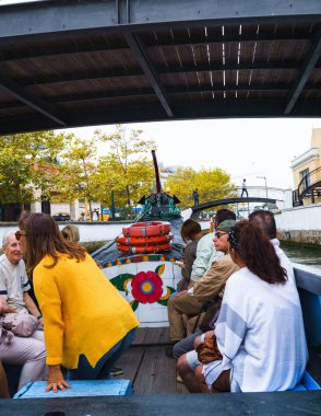 Aveiro, Portekiz - 09.30.2019: Aveiro şehir kanalı. Kanal boyunca caddelerin ve evlerin manzarası. Geleneksel tekne ve turistler.