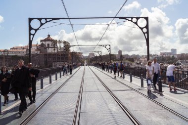 Porto, Portekiz - 1 Ekim 2019 Dom Lus Köprüsü. Köprüden geçen raylar ve yaya geçidi..