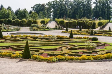 Rundale, Letonya - 09.10.2023: Rundale Palace Park, simetrik yeşillik, sokaklar; geleneksel Fransız bahçesi; geniş gezici nesne.