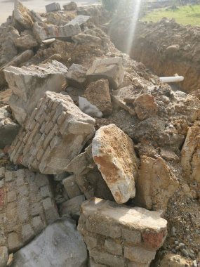 Yol kenarındaki kırık beton yığını