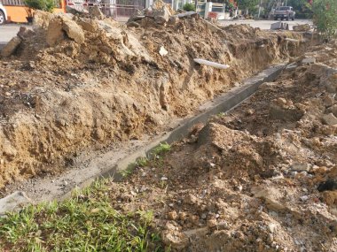 Yol kenarındaki kırık beton yığını