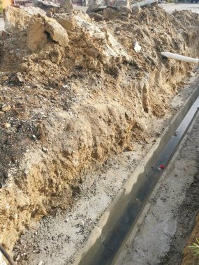 Yol kenarındaki kırık beton yığını