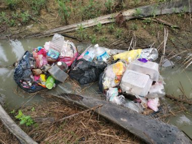 Perak, Malezya. 31 Ekim 2022: Kg Koh Tarım Çiftliği 'nin izole edilmiş gideri boyunca iç atıkların sorumsuz bir şekilde atıldığı olay yeri.