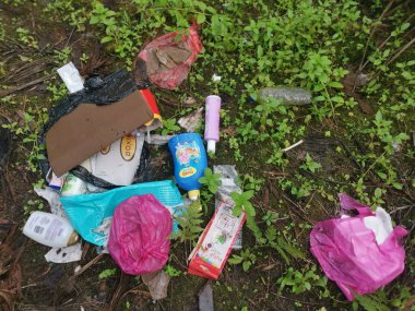 Perak, Malezya. 31 Ekim 2022: Kg Koh Tarım Çiftliği 'nde izole edilmiş açık alan tarım arazisine iç atıkların sorumsuzca atıldığı olay yeri.