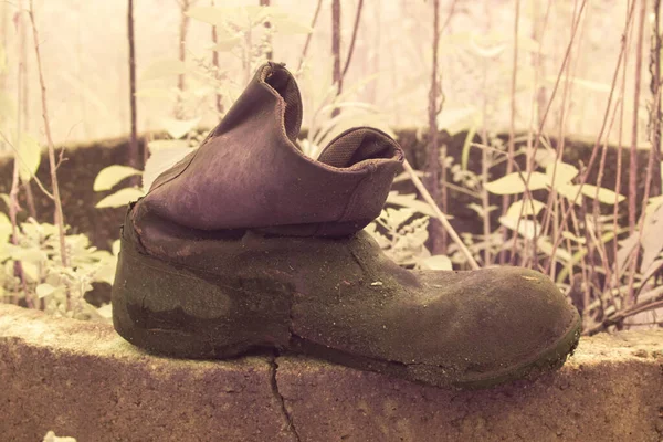 Infrarotbild Des Unerwünschten Und Verschlissenen Single Stiefels Auf Dem Bauernhof — Stockfoto