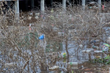 Perak, Malezya - 10 Kasım 2022: Kg Koh Tarım sahasında nehir boyunca yerli atıkların atıldığı sorumsuz çöplük sahnesi. 
