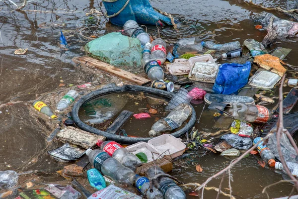 マレーシア パーク 2022年11月10日 国内廃棄物を川沿いに投棄する無責任なごみの現場 — ストック写真