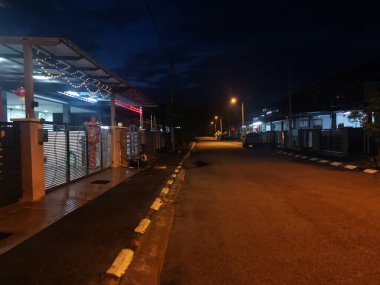 Gece caddesini aydınlatan konut lambası direği
