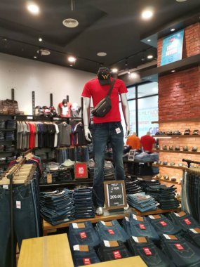 Perak, Malezya. 10 Kasım 2022: Aeon Alışveriş Kompleksi Sri Manjung 'da örnek tasarımcı kıyafetleriyle kot ve tişört sergisi.