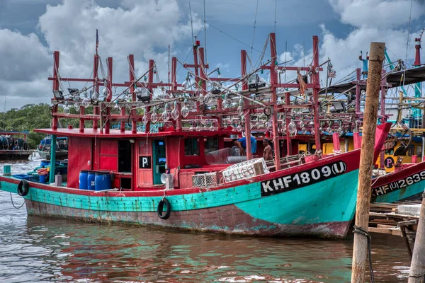 말레이시아 베자르 어촌에서 항해하기 부두에 정박하는 — 스톡 사진