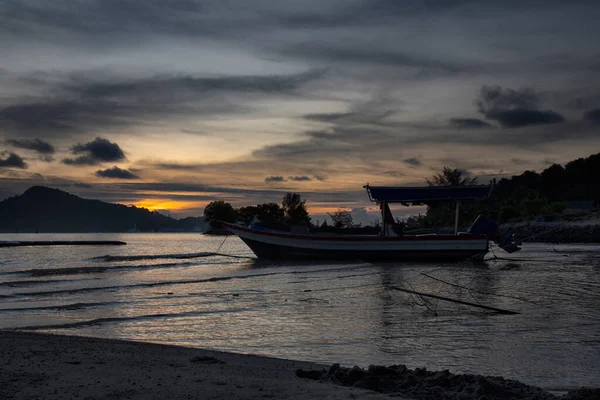 在海滨停泊的渔船的落日景象 — 图库照片